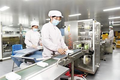 多生產(chǎn)一件防護服,白衣戰(zhàn)士就多一重保護